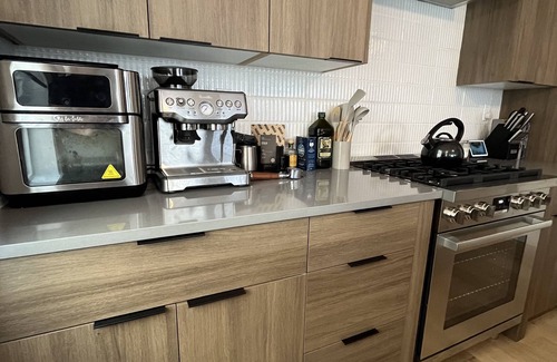 Berkeley Maison | Luxury Tennyson Brownstone/Mountain Views + Dining, Bars, Shops & Parks