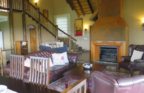 Northcliff Villa | Villa de luxe au toit de chaume avec balcon donnant sur Johannesburg - pour six personnes