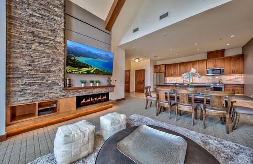 Lakeside Park Copropriété | Luxury Three Bedroom Steps From Heavenly Village Condo by RedAwning