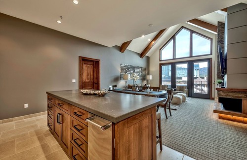 Lakeside Park Copropriété | Luxury Three Bedroom Steps From Heavenly Village Condo by RedAwning