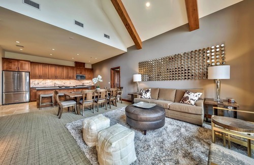 Lakeside Park Copropriété | Luxury Three Bedroom Steps From Heavenly Village Condo by RedAwning