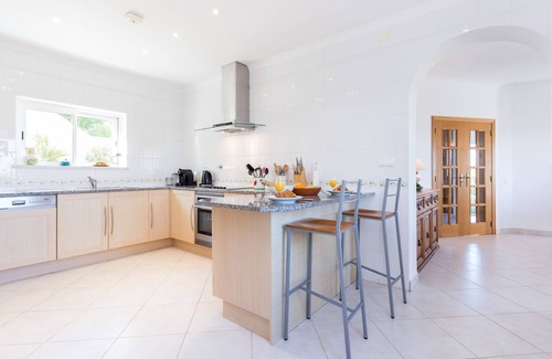 Budens Villa | Villa luxueuse de trois chambres avec grande piscine et spa située dans un jardin privé