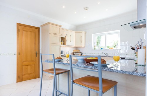 Budens Villa | Villa luxueuse de trois chambres avec grande piscine et spa située dans un jardin privé