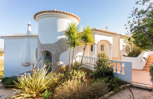 Budens Villa | Villa luxueuse de trois chambres avec grande piscine et spa située dans un jardin privé