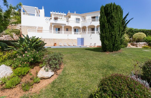 Budens Villa | Villa luxueuse de trois chambres avec grande piscine et spa située dans un jardin privé