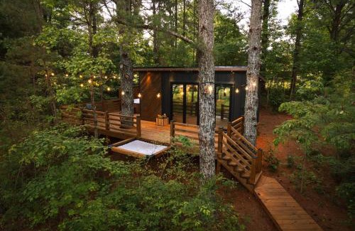 Guntersville Maison | Luxury tiny cottage with deck hammock and hot tub!