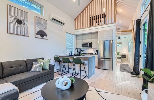 East Cesar Chavez Maison | Luxury Tiny Home - King Bed - 5 Min to DT
