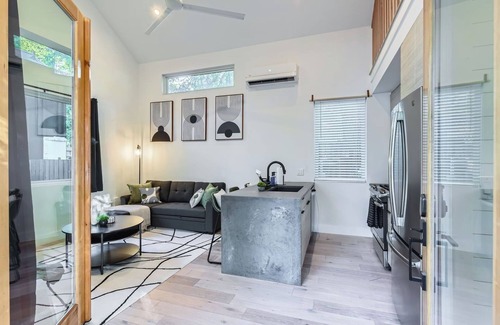 East Cesar Chavez Maison | Luxury Tiny Home - King Bed - 5 Min to DT