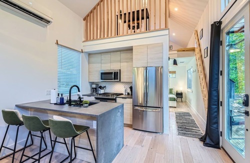 East Cesar Chavez Maison | Luxury Tiny Home - King Bed - 5 Min to DT