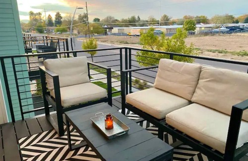 Twin Lakes Maison | Luxury Townhome - 10 Min to Downtown!