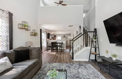 Charlotte Maison | Luxury Townhome in Charlotte-10 min from UNCC, PNC Pavilion and Motor Speedway