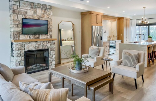 Queens Square Maison | Luxury townhome - Rooftop Patio - Hot Tub