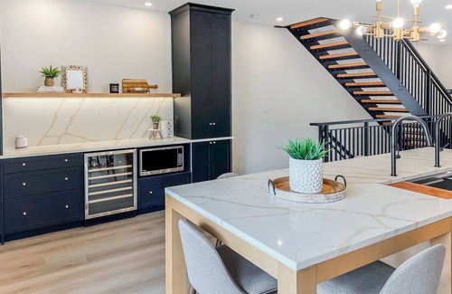 Queens Square Maison | Luxury townhome - Rooftop Patio - Hot Tub