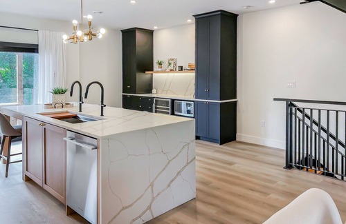 Queens Square Maison | Luxury townhome - Rooftop Patio - Hot Tub