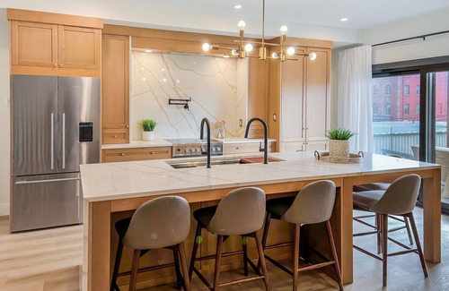 Queens Square Maison | Luxury townhome - Rooftop Patio - Hot Tub