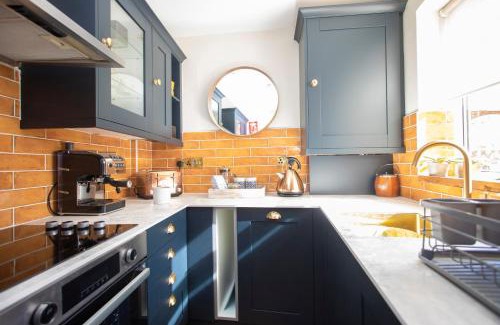 Warwick Maison | Luxury Townhouse - close to castle & town - perfect stylish stay, sunny private courtyard, dog friendly