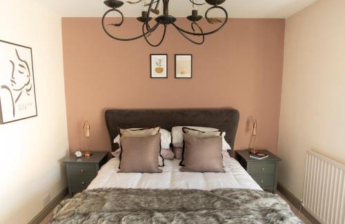 Warwick Maison | Luxury Townhouse - close to castle & town - perfect stylish stay, sunny private courtyard, dog friendly