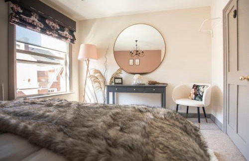 Warwick Maison | Luxury Townhouse - close to castle & town - perfect stylish stay, sunny private courtyard, dog friendly