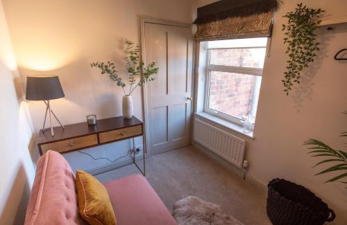 Warwick Maison | Luxury Townhouse - close to castle & town - perfect stylish stay, sunny private courtyard, dog friendly