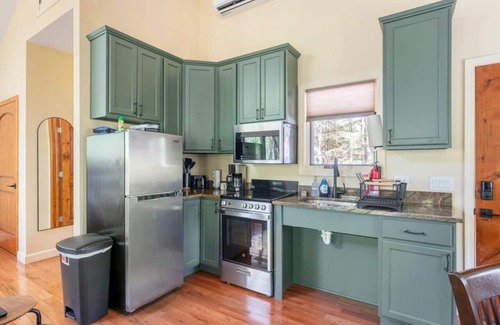 Marshall Cabine | Maple Treehouse Cabin - Rustic Luxury Near Asheville