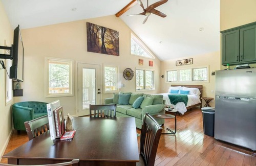 Marshall Cabine | Maple Treehouse Cabin - Rustic Luxury Near Asheville