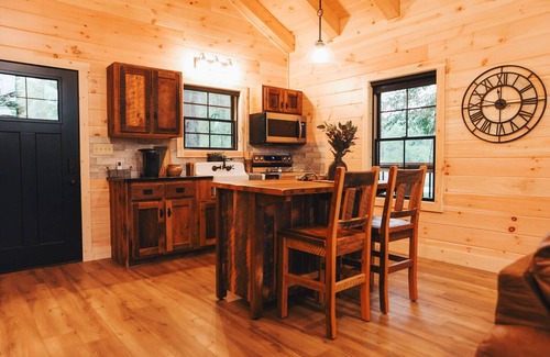 Fredericksburg Cabine | Luxury Treehouse Cabin Over Salt Creek, Cabin 2