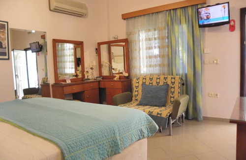 Agrilos Lit Et Petit-Déjeuner | Luxury Triple Apartment with Yard in front of the sea at Kalo Nero Kyparissia