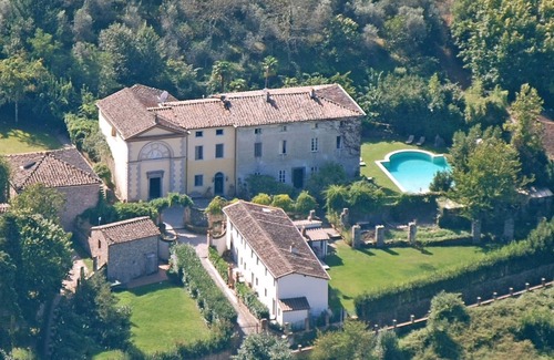 Vorno Villa | Villa toscane de luxe C18th entourée d'oliveraies avec piscine et court de tennis