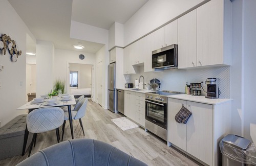 Kitchener Copropriété | Luxury Two Bedroom Condo w/King Bed & Gym