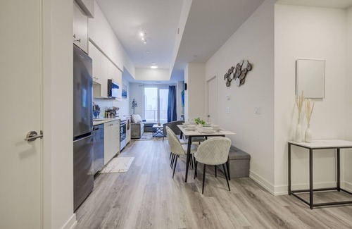 Kitchener Copropriété | Luxury Two Bedroom Condo w/King Bed & Gym