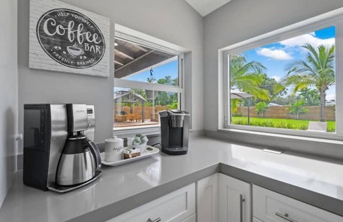 Lake Clarke Shores Maison | Luxury Unique Property 4-3 - Entire House - Heated Pool - Lg Yard