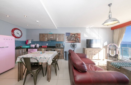 Bloubergstrand Appartement | Luxury Unit with iconic breathtaking views of Table Mountain & Robben island.