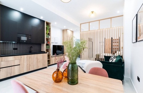 Figares Appartement | Luxury Urban Hideaway Near Granada City Center