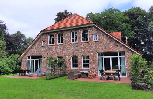 Friedeburg Appartement | Luxury vacation apartment tom Brok in Karl-Georgs-Forst; dogs welcome
