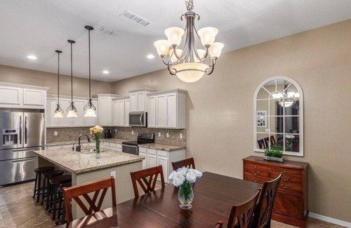 Verrado Main Street District Maison | Luxury Verrado home - private pool, walk to restaurants, shops, golf and hiking