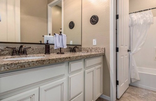 Verrado Main Street District Maison | Luxury Verrado home - private pool, walk to restaurants, shops, golf and hiking