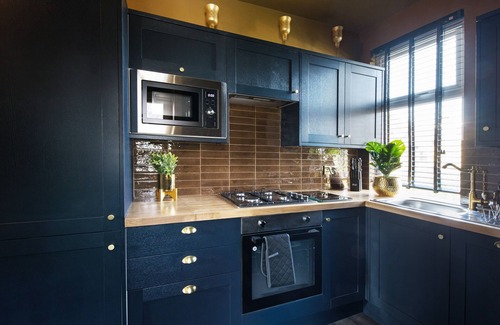 Leyton Appartement | Luxury Versace 1 Bed, Hot Tub, Pool Table, Sky Tv
