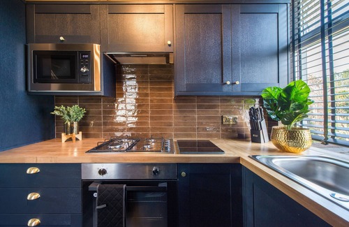 Leyton Appartement | Luxury Versace 1 Bed, Hot Tub, Pool Table, Sky Tv