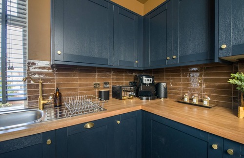 Leyton Appartement | Luxury Versace 2 Bed, Hot Tub, Pool Table, Sky Tv