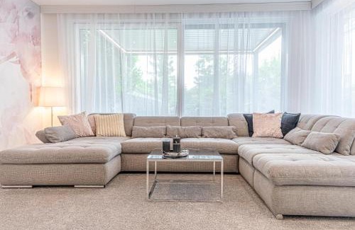 Stammersdorf Villa | Luxury Vienna 6BR Villa with Private Pool & Sauna - Pets allowed