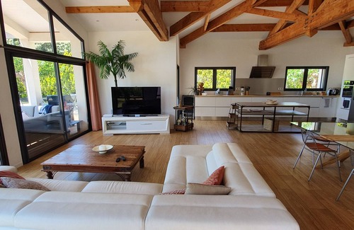Assas Maison | Villa haut standing, tout en baies vitrées, entre village et campagne (mer 30mn)