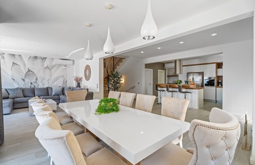 Duce Villa | NOUVEAU! Villa de luxe BANE, piscine privée chauffée et jacuzzi, à 120m de la plage de sable
