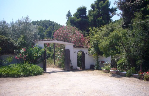 Skidra Villa | Villa de luxe en pinède avec vue sur la mer