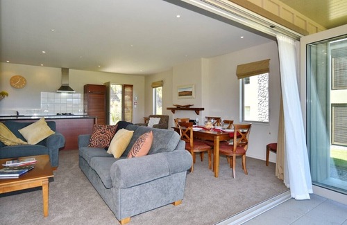 Windwhistle Maison | Luxury Villa in the Terrace Downs Resort Area