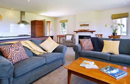Windwhistle Maison | Luxury Villa in the Terrace Downs Resort Area