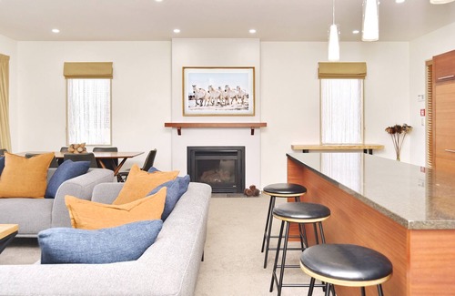 Windwhistle Appartement | Luxury Villa in the Terrace Downs Resort Area