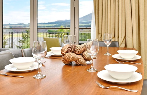 Windwhistle Appartement | Luxury Villa in the Terrace Downs Resort Area