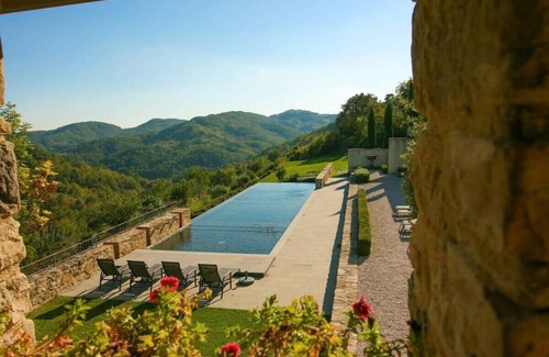 Nerbisci Villa | Stunning luxury 8 bed villa in Umbria with pool