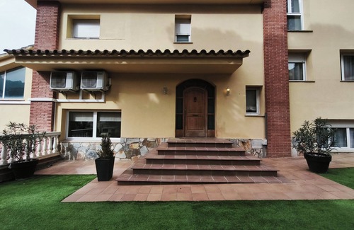 Vallromanes Chalet De Ski | Luxury Villa in Vallromanes - Nature, Pool, Views, Close to Barcelona & Beach.