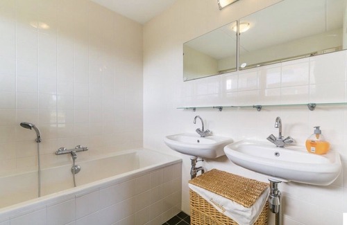 Workum Villa | Villa de luxe Lisdodde l'eau, 130m², 6 personnes, chiens OK, 3 voitures, 20 m de couchette.